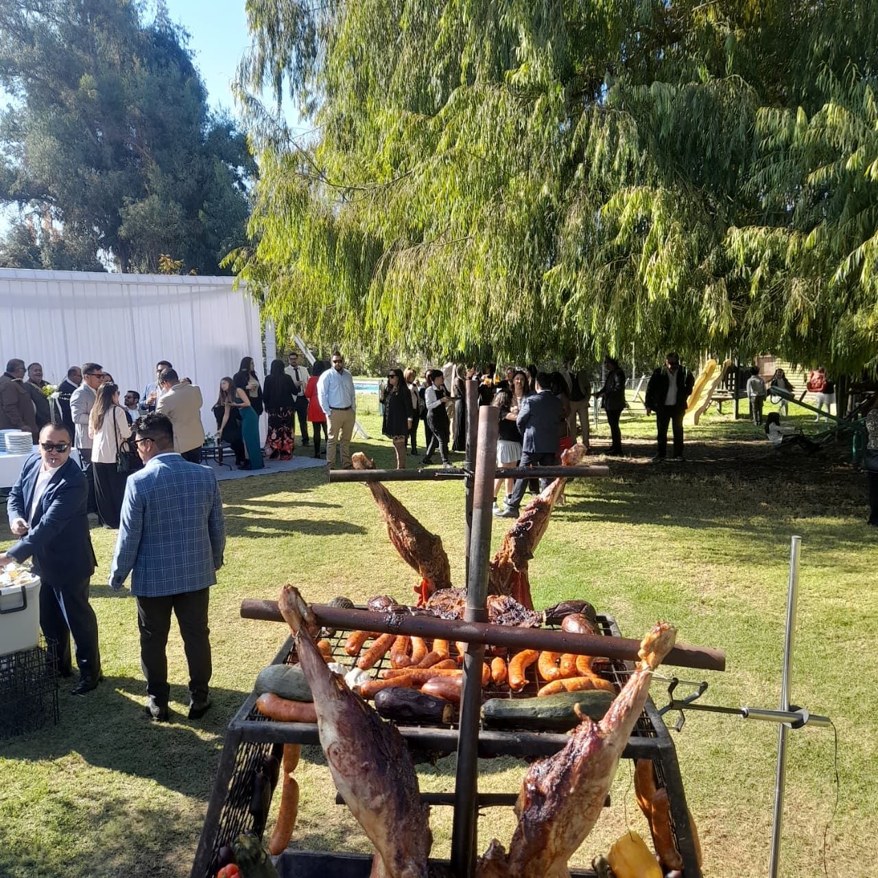 Corderos enteros al palo en un parque — Chef Servicio Global